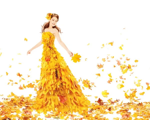 Осенняя женщина в платье моды клёна листья, держа лист — стоковое фото
