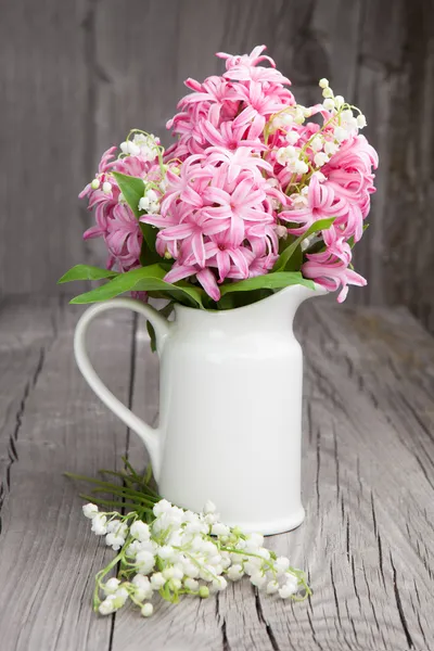 Букет весенних цветов в вазе — стоковое фото