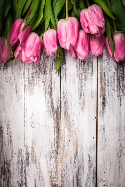 Розовые тюльпаны по деревянному столу Стоковая Картинка