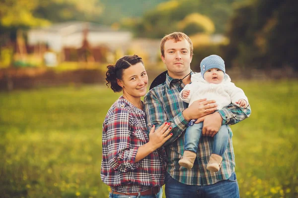 Молодая счастливая семья, весело в сельской местности Стоковая Картинка