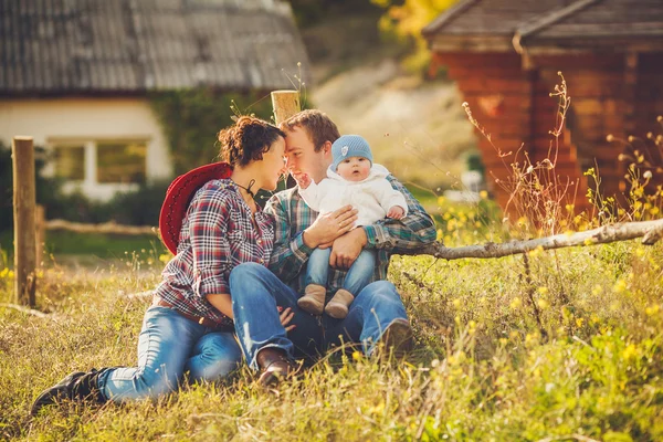Молодая счастливая семья, весело в сельской местности Стоковое Изображение