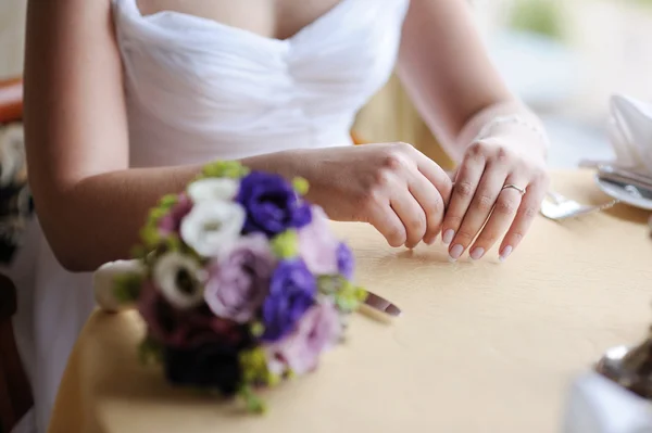 Руки невесты и свадебный букет — стоковое фото