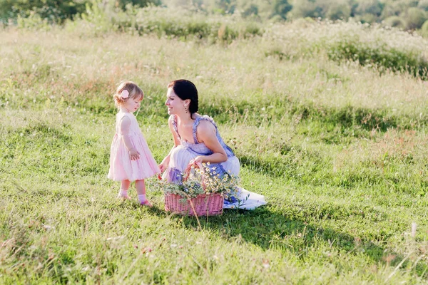 Мама с маленькой девочкой, играя Открытый — стоковое фото
