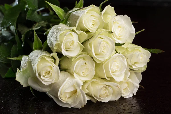 Букет белых роз — стоковое фото