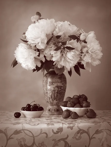 Спелые вишни и клубники с Букет пионов Стоковое Изображение