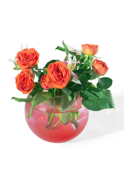 Розы и тигровые лилии в вазе — стоковое фото