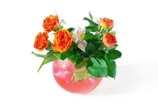 Розы и тигровые лилии в вазе — стоковое фото