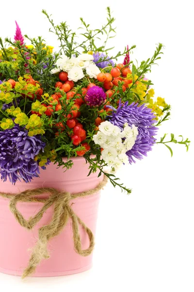 Букет из цветов и плодов в розовый ведро Стоковое Изображение