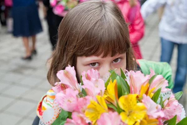 Школьница с букетом цветов — стоковое фото