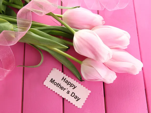 Красивый букет из тюльпанов на день матери на розовом фоне деревянные — стоковое фото