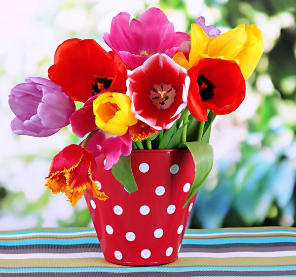 Красивые тюльпаны в букет на стол на ярком фоне Стоковая Картинка