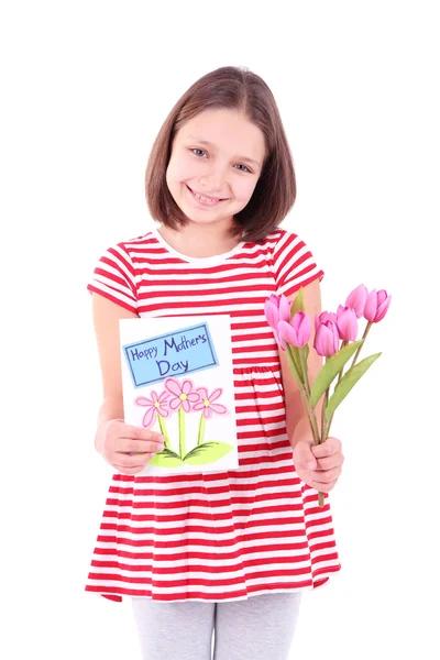 Красивая девочка с цветами и открытка в её руке, изолированные на белом — стоковое фото