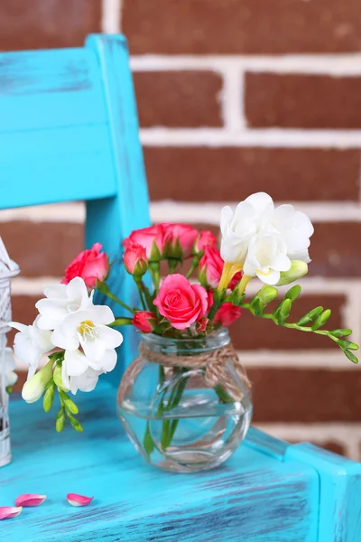 Красивый Натюрморт с маленькие розовые розы и цветы фрезии — стоковое фото