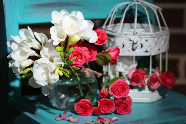 Красивый Натюрморт с маленькие розовые розы и цветы фрезии — стоковое фото