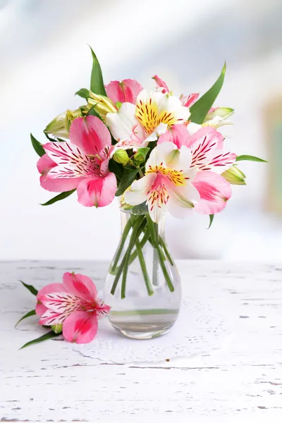 Альстромерия цветы в вазе на столе, на светлом фоне Стоковое Фото