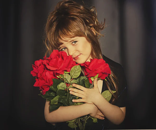 Красивая девочка с букетом роз — стоковое фото