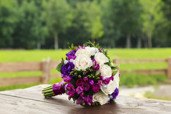 Свадебный букет из белых и синих роз Стоковая Картинка