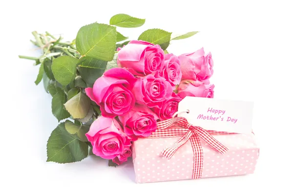Букет из розовых роз рядом с подарок с днем рождения карты — стоковое фото