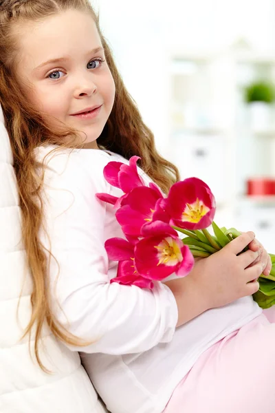 Девочка с тюльпанами — стоковое фото