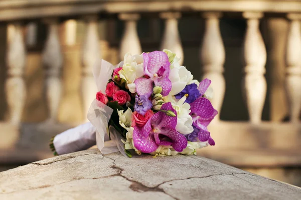 Красивый свадебный букет ирисы, розы, фрезии и тюльпаны Стоковое Изображение
