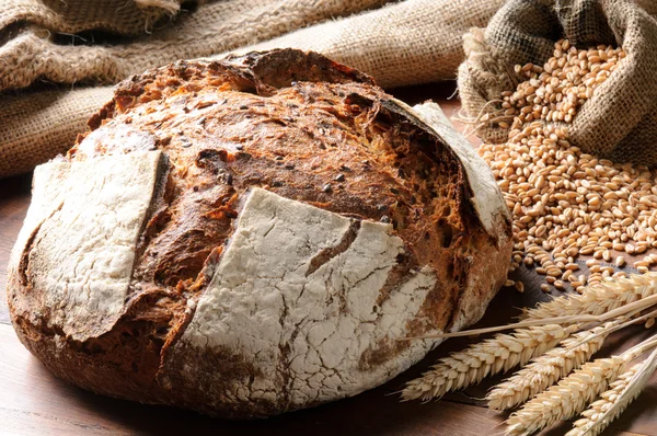 Свежеиспеченные традиционный хлеб — стоковое фото