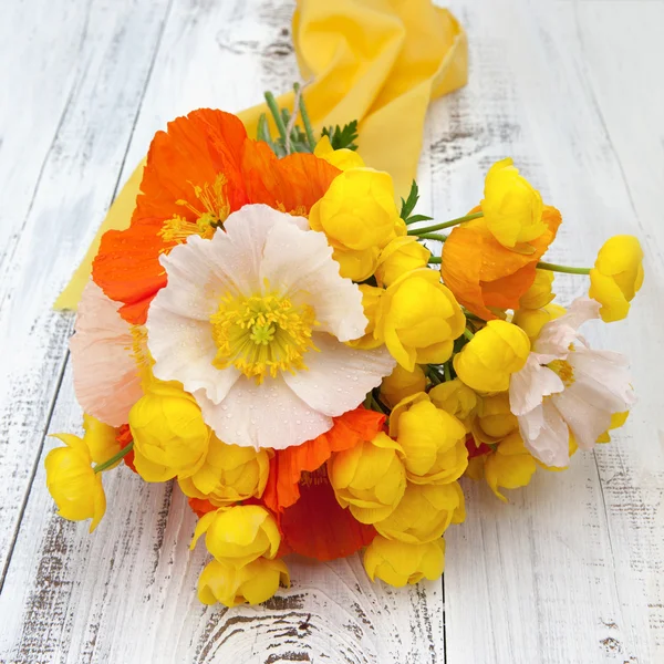Букет летних цветов на столе Лицензионные Стоковые Фото