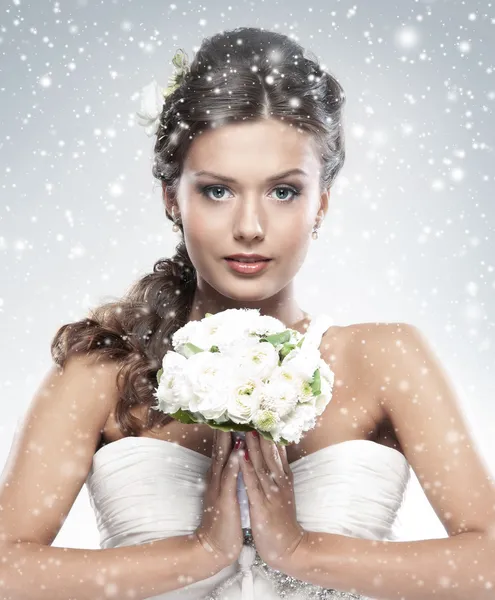 Молодая привлекательная невеста с букетом белых роз Стоковая Картинка