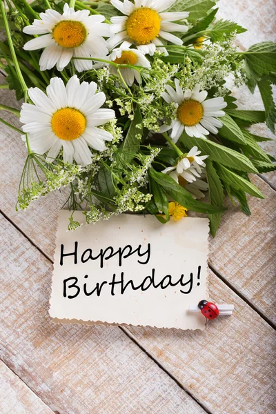 Открытка с дикими цветами и карточки со словами с днем рождения — стоковое фото