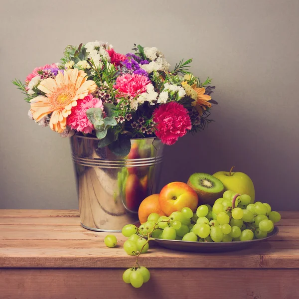 Букет цветов и свежих фруктов Лицензионные Стоковые Фото