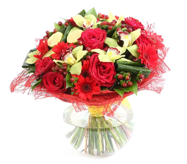 Цветочная композиция в стекле, прозрачный ваза: красные розы, орхидеи, красные герберы. на белом фоне. флористический состав, разработать букет, цветочная композиция — стоковое фото