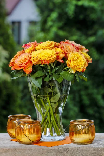 Букет потрясающих оранжевые розы в вазе прозрачного стекла — стоковое фото