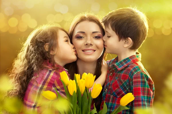 Счастливая мать, поцеловал ее дочь и сын — стоковое фото