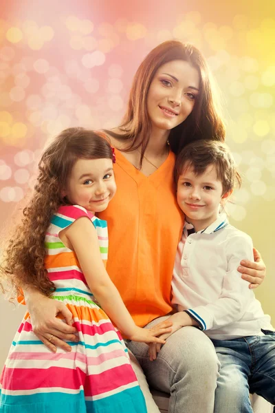 Счастливая мать с дочерью и сыном — стоковое фото