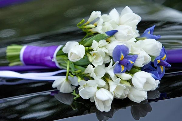 Букет из свежих цветов синего и белого цветов ирисов и тюльпанов для свадебной церемонии Стоковая Картинка