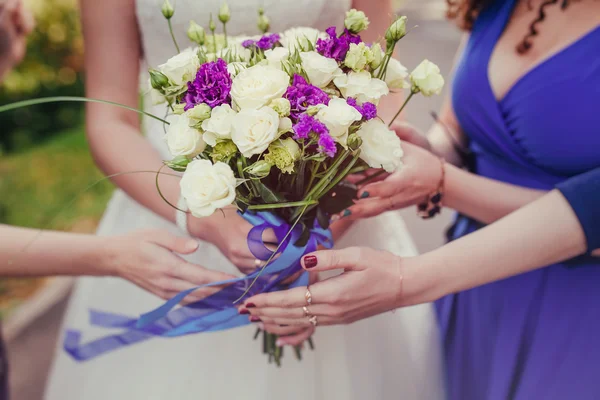 Подружки невесты, холдинг свадебный букет — стоковое фото