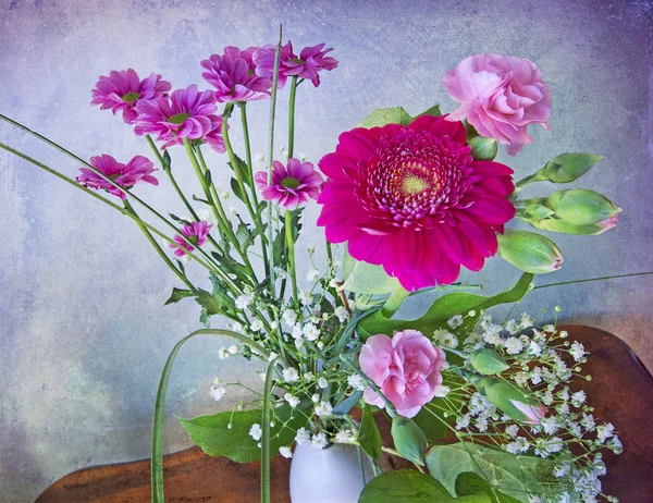 Натюрморт, связка весенних цветов на гранжевом фоне — стоковое фото