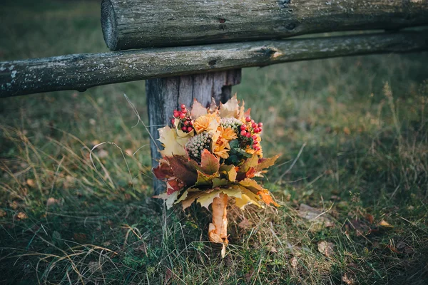 Осенний букет ягоды и листья — стоковое фото