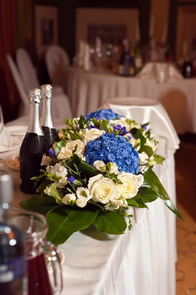 Свадебный стол украшения синий гортензии и кремовых роз — стоковое фото