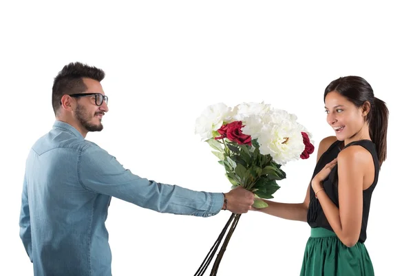 Любовник человек дает цветы — стоковое фото
