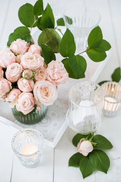 Винтаж Свадебные украшения таблицы с розами, свечи, столовые приборы — стоковое фото