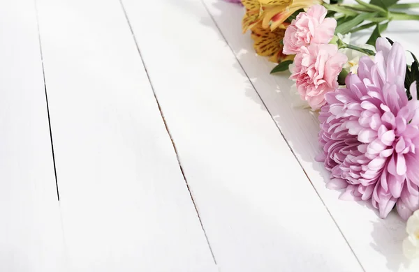 Красивые цветы на столе Стоковое Изображение