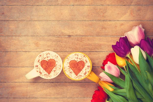 Две чашки кофе со взбитыми сливками и тюльпанов — стоковое фото
