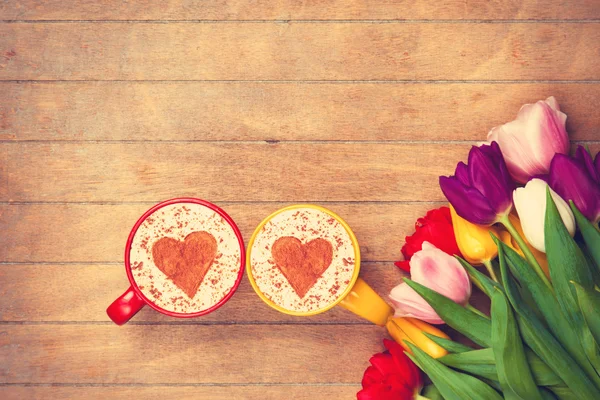 Две чашки кофе со взбитыми сливками и тюльпанов — стоковое фото