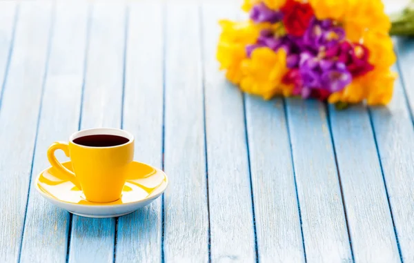 Чашка кофе и букет цветов — стоковое фото