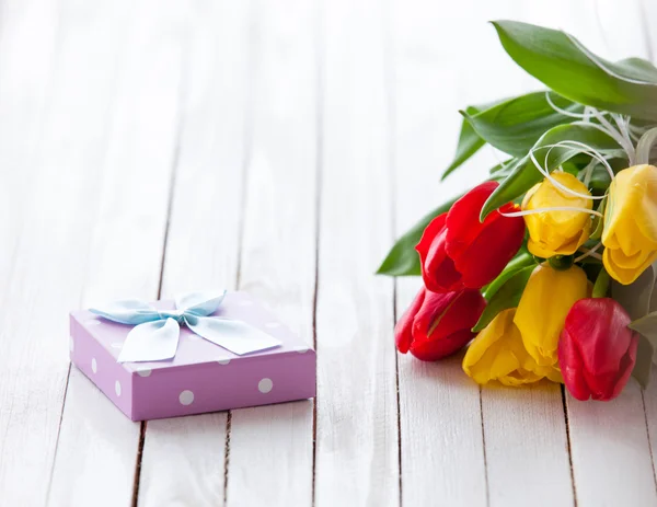 Подарочная коробка и букет цветов Лицензионные Стоковые Изображения