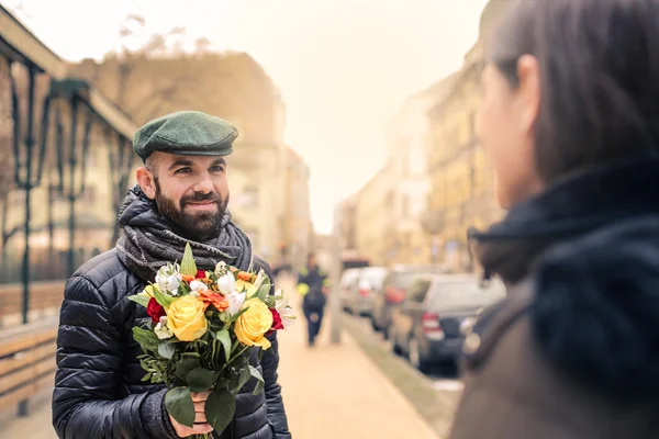 Человек, дающий цветы женщине — стоковое фото