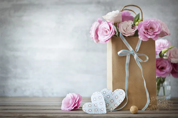 Фон Дня святого Валентина с цветами роз и сердцами Стоковое Изображение