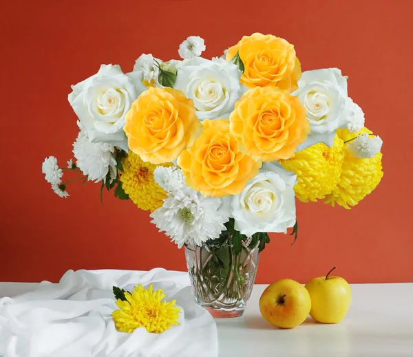 Натюрморт с розами и Астер цветы и фрукты на фоне художественной — стоковое фото