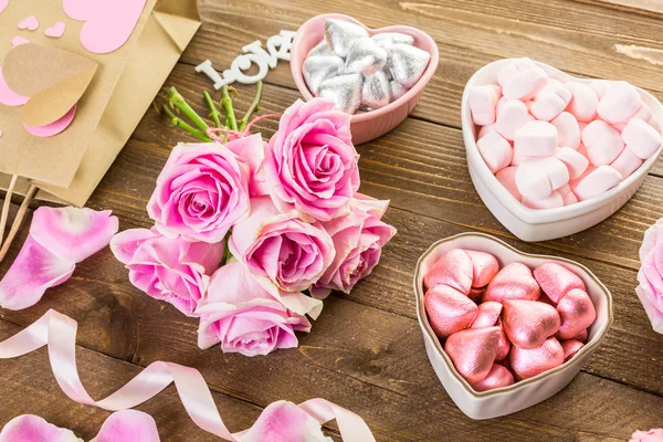 Розовые розы с конфетами — стоковое фото