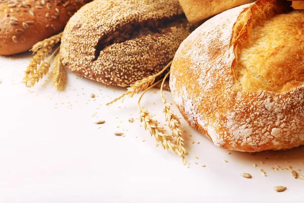 Свежий хлеб с пшеницы, кунжут и семян подсолнечника, изолированные на белом фоне — стоковое фото